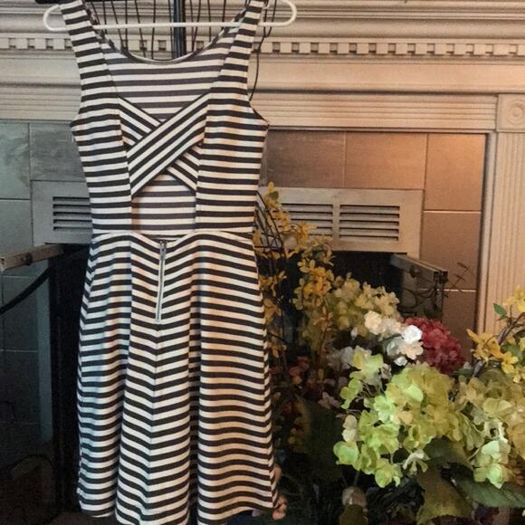 Vtg American Eagle Sz 2 Gray White Striped criss cross back cutout slvls dress - Picture 2 of 6